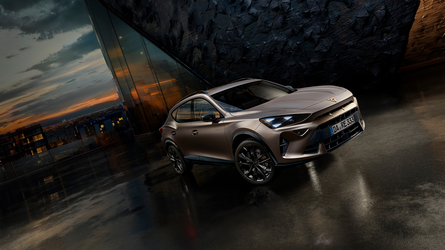 CUPRA Formentor VZ Black Edition in schräger Frontansicht vor Gebäude bei Nacht